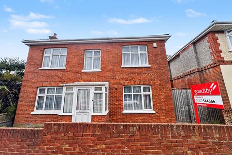 3 bed property, in Bournemouth, £400,000