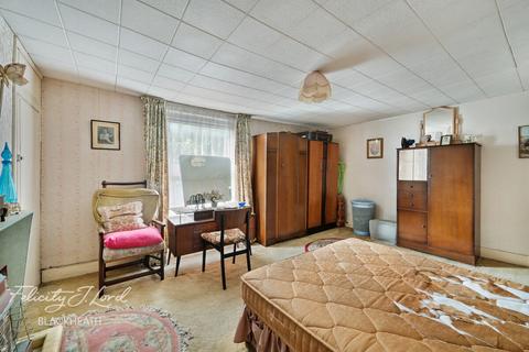 2 bed property, in Hillreach, £325,000