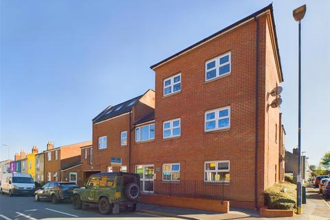 2 bed property, in High Street, £105,000