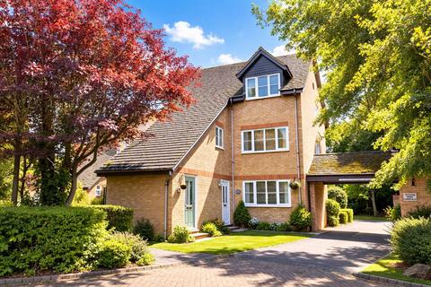 1 bed property, in Bengeo Mews, £235,000