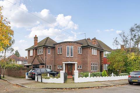 4 bed property, in Cavendish Drive, £1,100,000