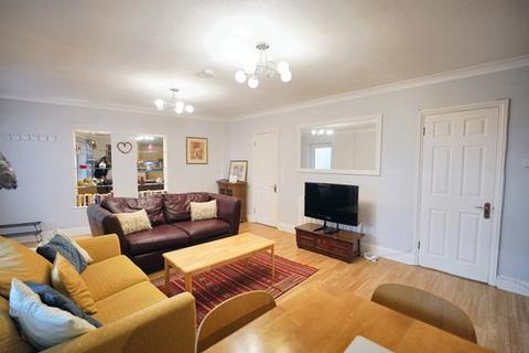 2 bed property, in Castle Walk, £185,000
