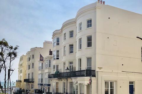 2 bed property, in Waterloo Street, £300,000