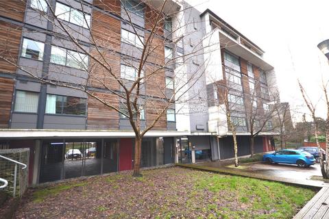 2 bed property, in Broadway, £150,000