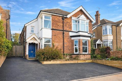 8 bed property, in Dorset Road, £499,000