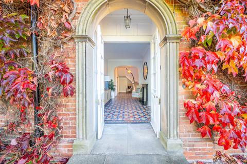 6 bed property, in Longford, £3,000,000
