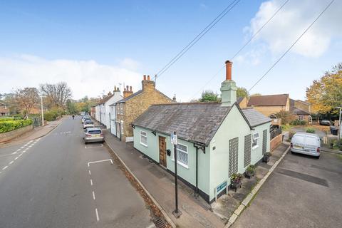 2 bed property, in Apton Road, £425,000