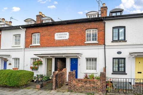 3 bed property, in Henley-On-Thames, £450,000