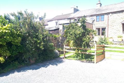 2 bed property, in Cross Lane, £200,000