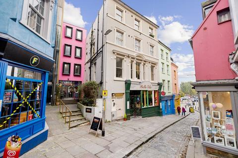 2 bed property, in The Old High Street, £200,000