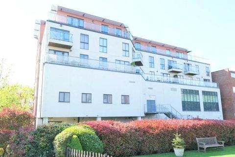1 bed property, in High Street, £150,000