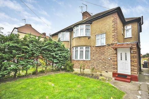1 bed property, in River Gardens, £140,000