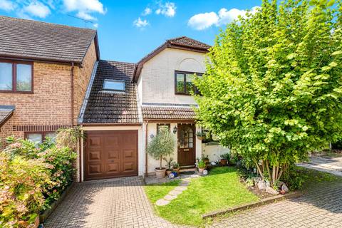 4 bed property, in St. Christophers Gardens, £500,000