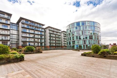 2 bed property, in Pollard Street, £205,000