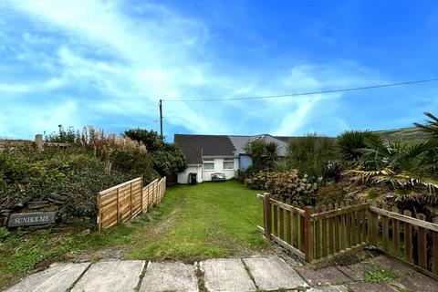 2 bed property, in Castle Drive, £250,000