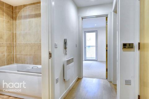 1 bed property, in Warren Close, £285,000