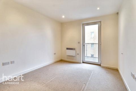 1 bed property, in Warren Close, £285,000
