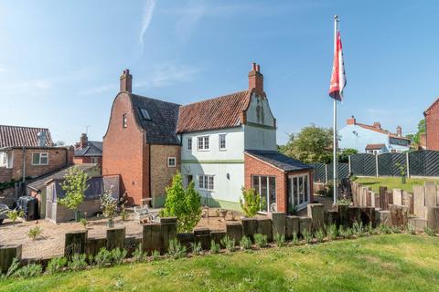 5 bed property, in Oak Street, £600,000