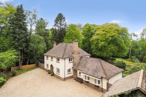 6 bed property, in Ampfield, £1,500,000