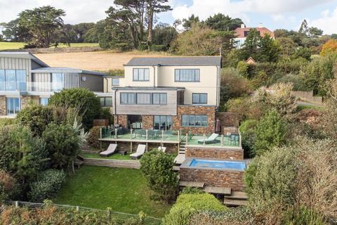 4 bed property, in Overseas, £1,375,000