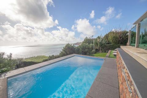 4 bed property, in Overseas, £1,375,000
