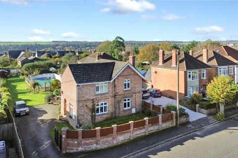 4 bed property, in Kings Road, £650,000