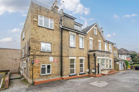 1 bed property, in Somertrees Avenue, £225,000