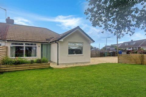 2 bed property, in Pennine Close, £250,000