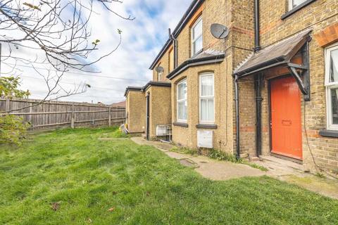 1 bed property, in Uxbridge Road, £65,000