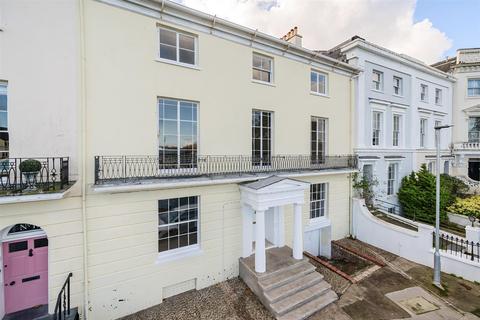 6 bed property, in The Strand, £600,000
