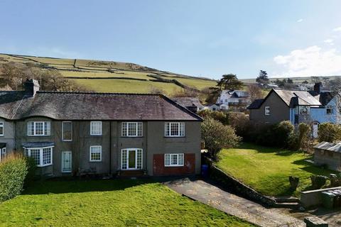 6 bed property, in Dolgoed, £575,000