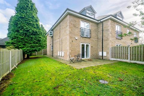 2 bed property, in Apartment 8, £225,000