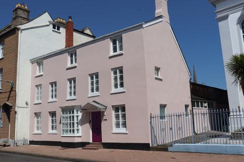 5 bed property, in Glendower Street, £670,000