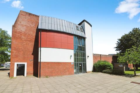 1 bed property, in Moors Walk, £195,000