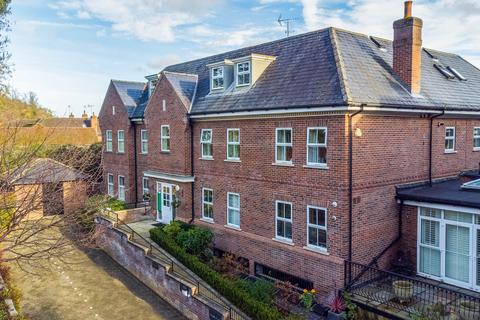 3 bed property, in Wendover Lodge, £495,000