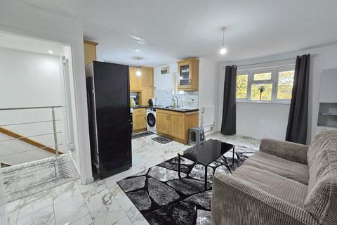 2 bed property, in Rosslyn Close, £285,000