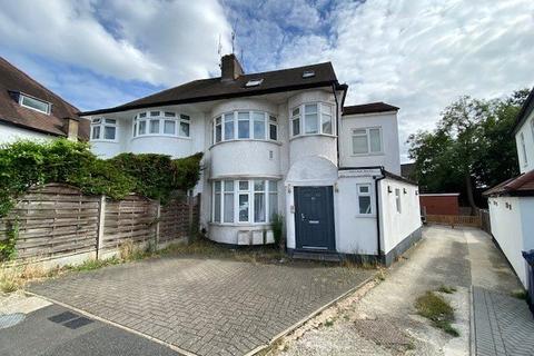 1 bed property, in Endersleigh Gardens, £229,950