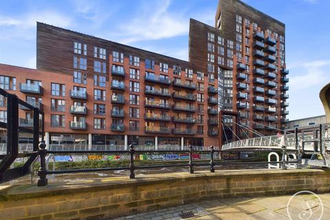 2 bed property, in Wharf Approach, £250,000