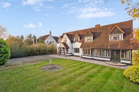 4 bed property, in Elm Close, £975,000