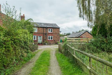 3 bed property, in Alpraham Green, £325,000