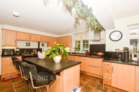 3 bed property, in The Clears, £875,000