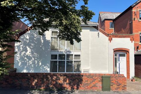 3 bed property, in Tennyson Avenue, £160,000