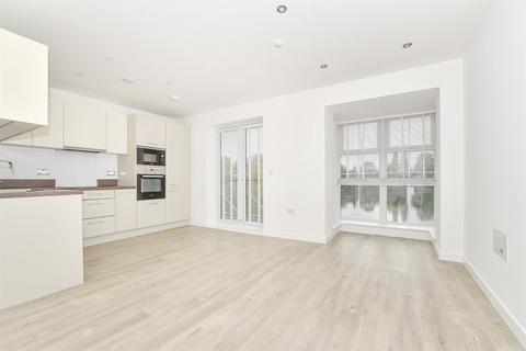2 bed property, in Twelve Acres Road, £260,000