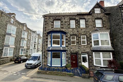6 bed property, in 17 Marine Road, £300,000