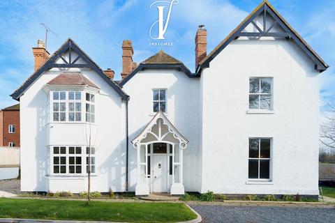 6 bed property, in Stocks Lane, £800,000