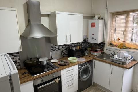2 bed property, in Albany Road, £350,000