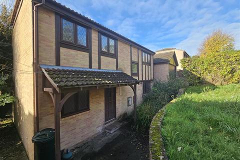 4 bed property, in Hunton Gardens, £380,000