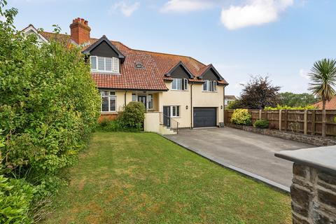 5 bed property, in Old Torrington Road, £550,000