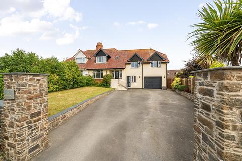 5 bed property, in Old Torrington Road, £550,000