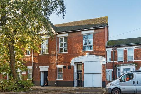 3 bed property, in Ashburnham Road, £250,000